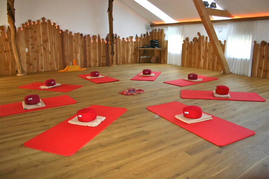 Yogaschule Oberösterreich | Mattenkreis im Seminarraum